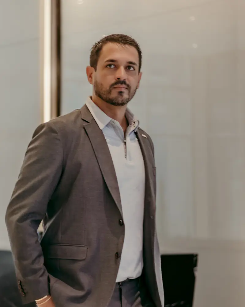 João Marot, fundador da EmpresAtiva Digital, de terno, no escritório